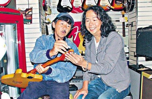 邓建明(Joey Tang)邀请林子祥即席弹吉他合唱