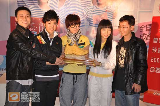 李霄云郁可唯刘惜君成都获赠黄金鞋

