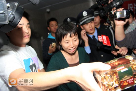 工作人员分发喜糖