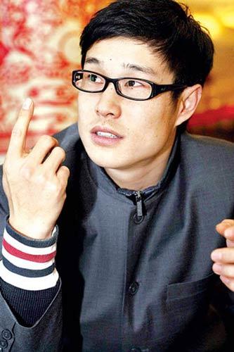 日前，小沈阳参加女主持人赵丹军主持的特别节目《小沈阳来了》录制时，和妻子沈春阳一起现场来了一小段二人转，二人演完时，观众掌声未息，主持人赵丹军来搭话，结果小沈阳来了一句他常在舞台上说的玩笑话“臭不要脸的”。当场气跑了赵丹军，并当场要求小沈阳赔礼道歉。 小沈阳 　　值得注意的是，明星爆粗口并非孤例，对于有些明星来说，爆粗口几乎成了家常便饭。下面不妨试举几例：