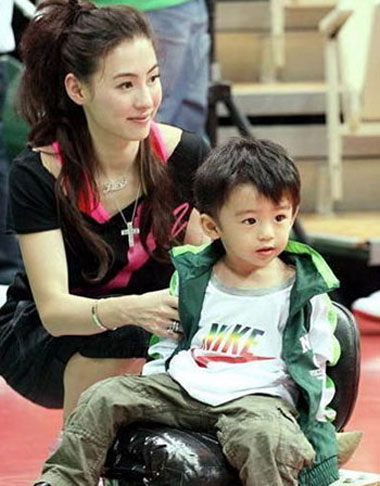 张柏芝：生完孩子后，这位爱美星妈很快就瘦了下来，虽然没有瘦到之前那种弱不禁风的程度，脸蛋略显丰润，不过不可否认，现如今张柏芝拥有和从前一样凸凹有致的大好身材。