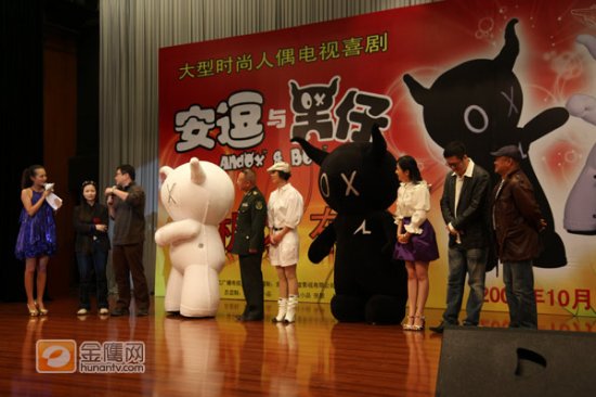 金鹰娱乐讯 10月16日，天王刘德华飞抵北京，助阵“儿子”新戏《安逗与黑仔》宣传活动，这部100集的大型时尚人偶电视喜剧中的两位主角，正是刘德华的两个“儿子”——安逗和黑仔。（金鹰娱乐独家图片，转载请注明出处。摄影：冯紫剑）