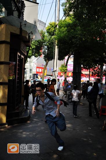王栎鑫《一呼百应》为爱而战 拍摄VCR城市飞奔