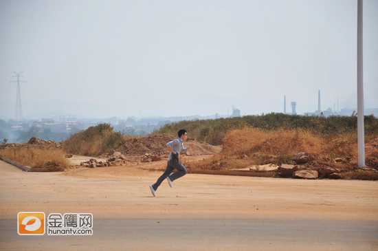 王栎鑫《一呼百应》为爱而战 拍摄VCR城市飞奔