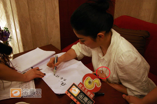 金鹰娱乐讯（特派记者：张磊） 黄奕的金鸡之行甚为神秘，金鹰网成为极少数能近距离接触黄奕的媒体。15日下午刚刚抵达南昌，还没有在公众面前露面，16日早上就离开了。不过对于电影《倔强的萝卜》，黄奕在接受金鹰网采访时还是尽到了宣传的职责，大赞首次合作的杜海涛可爱。记者在采访中发现，黄奕手上的钻戒硕大有如鸽子蛋，让其抢眼十足。（金鹰网独家图片 转载请注明出处）