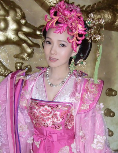 由陈建斌主演的《李白》近日正在河北涿州影视基地如火如荼地拍摄中，而与李白有一段传为佳话的友谊的皇上李隆基则由老戏骨刘德凯出演。另外传来消息，让剧组一直头痛遍寻不获的杨贵妃终于花落人气才女伊能静。