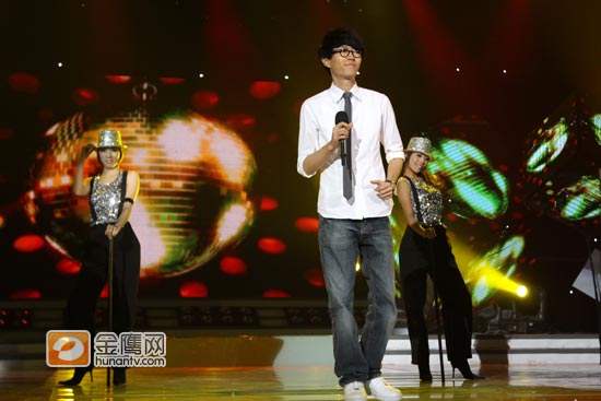 金鹰娱乐讯 人气歌手方大同携其最新专辑《Timeless》(可啦思刻)做客《节节高声》，为新歌打榜与歌迷亲密互动。有爆料说方大同平时跟异性接触不多，在本期节目中除了与性感Dancer同台外，还与节目组特意安排的两位美女见面，并为对方现场做出点评。美女主持陆立化身才华横溢的女诗人来到现场，方大同还特意为两位美女上演了小魔术。（摄影：王小娴 张倩 金鹰网独家稿件 转载请注明出处）