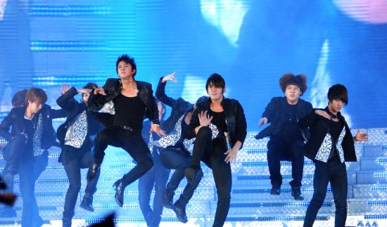 韩国人气偶像组合Super Junior上海演唱会于昨日（10月18日）在上海源深体育场激情上演。