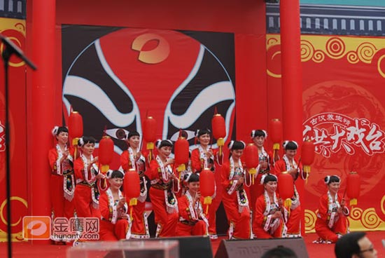 自2006年以来，由湖南省宣传部、省文化厅、省广播电视局、省文联合办，湖南公共频首承办的“公共大戏台”走入群众，将“生活即是戏”中，扩充“戏”的范畴，将戏曲还给生活，到今年10月，已经连续举办了六届。在戏曲艺术文化不景气的今天，“公共大戏台”独树一帜，在湖南省掀起了一场不小的“梨园风暴”。