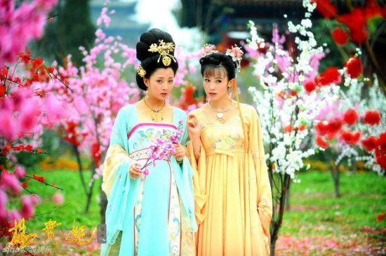 被喻为亚洲文化工程的《杨贵妃秘史》，在大众的关注中拍摄正酣。尤小刚出任总导演，张建伟耗时3年编著，集结内地港台三地明星数十位……这在电视剧拍摄中实属罕见。