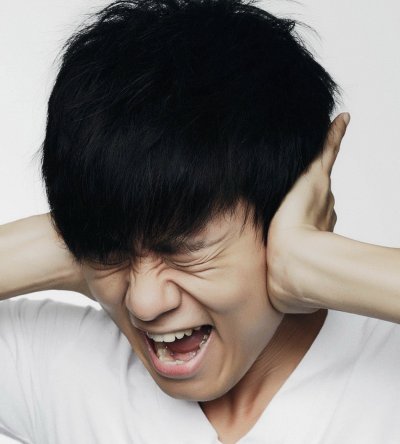 张杰2009年度最新专辑《穿越三部曲》将在11月份正式推出。10月21日，新专辑造型《穿越三部曲》也随之曝光，十二张照片十二种表情，十二种情绪状态，一睹多变张杰的真我状态！