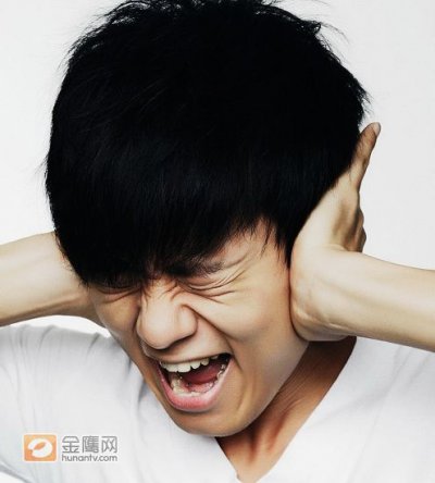 金鹰娱乐讯 张杰2009年度最新专辑《穿越三部曲》将在11月份正式推出。今日(21日)，新专辑造型《穿越三部曲》也随之曝光，十二张照片十二种表情，十二种情绪状态，一睹多变张杰的真我状态!张杰的这组表情照，情态各异，有欣喜，有惊诧，有迷惑，有释然……这组照片拍出了张杰的“魂”，用表情代替语言，诠释一个多方面的自己。平常状态下张杰说话并不太多，可是他不是个难以琢磨的人，看到这组特写，会发现他有无杂质的眼神，有孩童般纯净的心。张杰不仅仅属于音乐的世界，他还属于自己。一向被公认为新生代人气王的张杰，已经迎来了他的天下，此次新专辑《穿越三部曲》来势汹汹，值得期待。