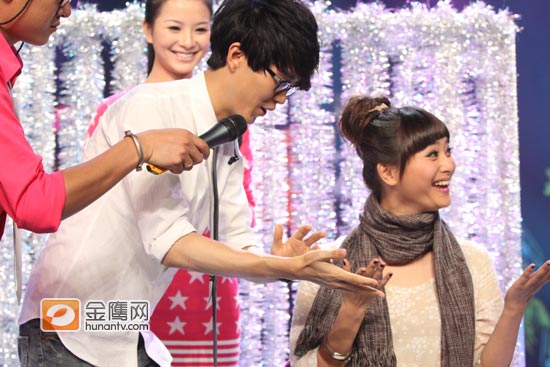 方大同为美女陆立变魔术