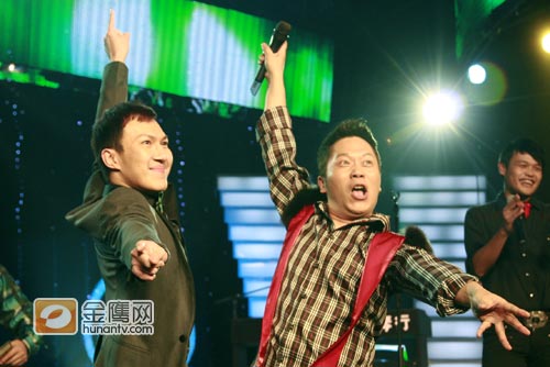 金鹰娱乐讯 台湾新生代乐队组合苏打绿携其四季狂想曲第二季《夏·狂热》来《节节高声》举行小型歌迷见面会。搞笑幽默的苏打绿不仅给大家带来了动听的歌曲，还为大家展示了他们即兴创作的“不能重播”的舞蹈。另外，帅气的家凯还为大家带来了T台秀，让歌迷一饱眼福。（摄影：王小娴 金鹰网独家稿件 转载请注明出处）