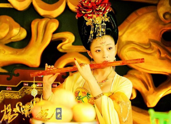 被喻为“亚洲文化工程”的电视剧《杨贵妃秘史》，在大众的关注中拍摄正酣。剧组近日公开了该剧美女角色剧照，黯淡千年的历史人物也逐渐浮出水面。图为殷桃饰演的杨贵妃
