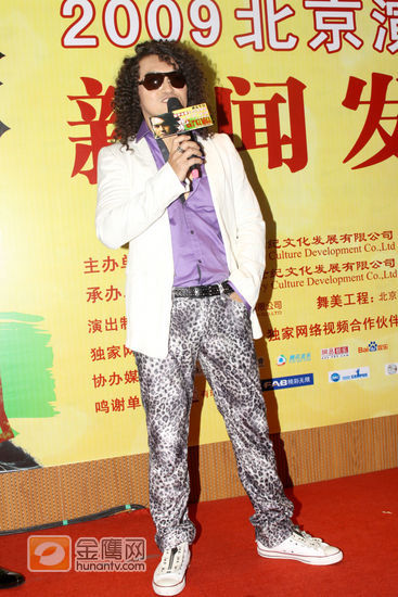 2009年10月23日 北京，迪克牛仔将重登北京大舞台，以慑人心魄的磅礴歌喉再掀音乐狂潮。今天下午“咆哮2009―迪克牛仔放手去爱北京演唱会” 在北京工体新闻发布厅正式召开媒体发布会。