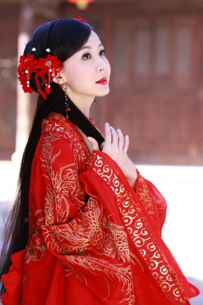 日前，作为《聊斋三》单元剧之一的《梅女》已经杀青，“台湾第一美女”萧蔷在《聊斋三》之《梅女》中出演女一号潘雪梅，与林文龙上演了一段不同寻常的人鬼情。而萧蔷其美艳动人的倾情演绎，更是让导演、制片方大为赞赏！