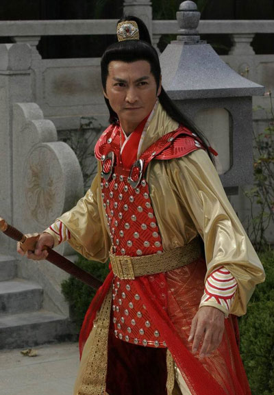 日前，由安徽电视台和大连天歌传媒共同参与投资的《包青天之七侠五义》在青岛开机。金超群、何家劲、范鸿轩等1993版《包青天》的原班人马再度合作，饰演包拯、展昭和公孙策，而唐国强、张绍华、王莎莎等众演员也将加盟。据悉，该剧作为安徽电视台定制品牌大剧，将于明年暑期独家首轮亮相安徽卫视黄金档。日前，该剧首批剧照曝光。