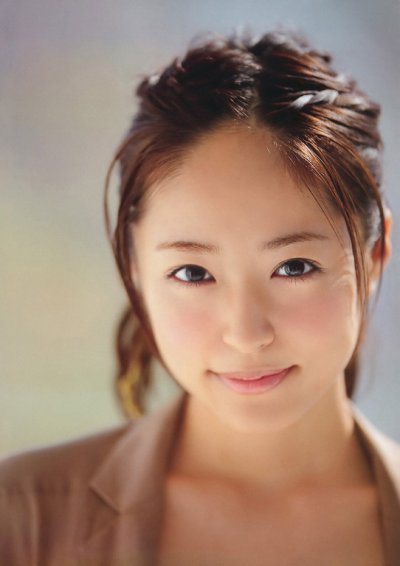 “日版杉菜”井上真央登陆最新一期的《ビッグコミックスピリッツ 》漫画杂志的封面，展现清纯素颜。