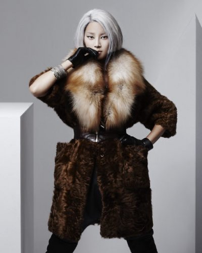 韩星韩智慧在最新拍摄的服装杂志封面中变身“白发魔女”，吸引了许多人的关注。韩智慧最近为某时尚杂志以“Snow Quenn Returns”为主题拍摄了一套写真，韩智慧在写真中以一头白发登场，以一种非常时尚的造型来到了大家的面前。同时，韩智慧还在写真拍摄时跟换了多套秋冬季的新品服装，以十分厚重的服装展现出了她成熟优雅的一面。韩智慧也表示：“这次是我第一次尝试白色的头发，我觉得很新鲜也很有趣。”