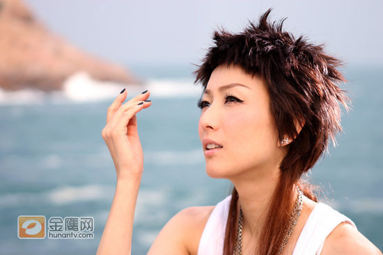 郑秀文与24味日前到石澳后滩拍我福音歌曲《罪与罚》MV，清早开工于石滩上干晒到日落，不过大家都拍得十分开心，24味不但大赞郑秀文靓女，更叫还单身的郑秀文考虑一下他们的成员Branbon,因为Branbon不但纯情可爱更可以借拍拖跟郑秀文学中文。