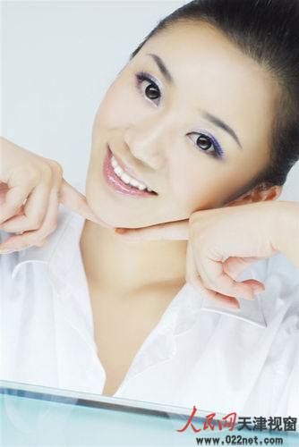 时尚性感美少女于晓惠，近日接受了某时尚彩妆品牌的邀请，成为该品牌在国内的新年度彩妆形象代言人，希望藉由美少女于晓惠的可爱诠释，传递给年青时尚一族更多美丽符号、时尚信息。曾以出演《等到天亮》《天使的爱情》等影视剧而引起普遍关注的于晓惠，凭着秀丽外表和表演天赋参加过众多的平面拍摄活动，取得不错成绩同时也拥有了相当多的拍摄经验。