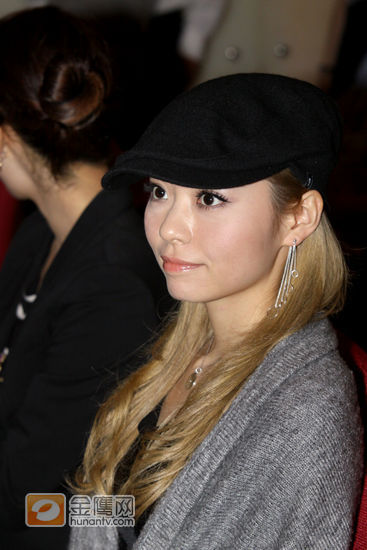 10月27日，由上海文广集团与MTV音乐电视台来联合主办2009超级盛典将于12月2日上演上海大剧院。张靓颖作为嘉宾和主办方代表一同启动了09超级盛典，随后的采访中被问及签约环球是否将朝着当年王菲天后路线进军时，张靓颖谦虚的表示：“王菲一直都是我偶像，也是我学习的榜样，希望能像她一样得到认可。”