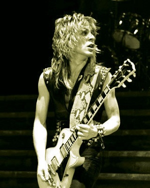 兰迪·罗兹(randy rhoads,奥兹·奥斯本(ozzy osbourne)乐队吉他手