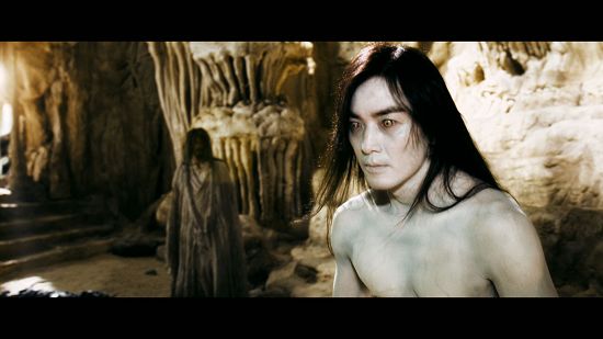 今年贺岁档备受瞩目的玄幻新武侠巨制《风云2》(《风云之皇者降临》)日前曝光了主演郑伊健在片中“入魔”的惊悚造型。据悉，在《风云2》中，由郑伊健饰演的聂风为了拯救中原武林，自愿入魔练习绝世武功，也因此误入魔障泯灭人性滥杀无辜，从《风云1》中大家熟悉的翩翩儒雅公子变成了冷酷无情的恐怖“魔头”。