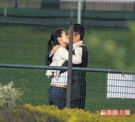 1、李嘉欣许晋亨：迈向38岁的李嘉欣对驾驭男友确有办法，自从06年6月公开与情史多多的中建企业太子爷许晋亨拍拖后，46岁的亨亨已被这位大美人臣服，与嘉欣经常如连体婴般粘在一起，公开在人前高调秀恩爱，热恋程度更是有增无减。