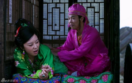 张艺谋执导《三枪拍案惊奇》确定档期，12月11日全国公映，影片最新一组剧照曝光。剧照中，小沈阳饰演的伙计为闫妮饰演的老板娘殷勤捶背，尽显暧昧关系。