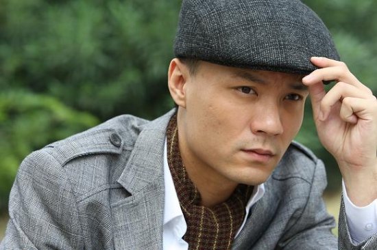 《黎明前的瞬间》近日曝出第二批剧照，剧中吴秀波弟弟的扮演者周骏首次尝试军旅造型，大玩潜伏。因出彩的表现被赞"最时尚老鬼"。