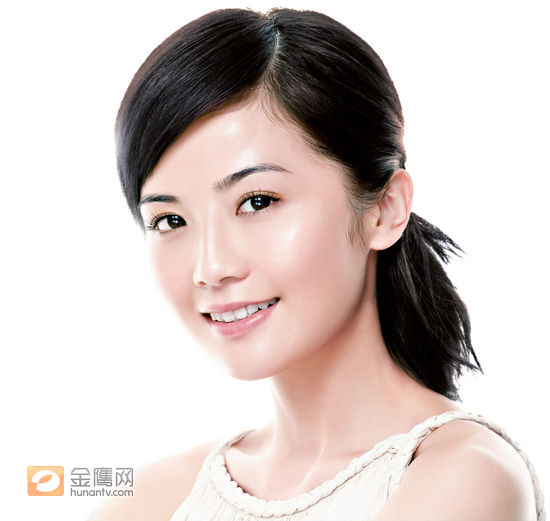 蔡卓妍(阿Sa)最近获美国医学护肤品牌Neutrogena签约为代言人，加入成为Neutrogena大家庭的一份子。被问到平日有何护肤心得，阿Sa表示一定要未雨绸缪，不可临渴先掘井。阿Sa解释：“当你觉得皮肤干燥先用保湿产品就已经太迟，其实要留意天气开始转凉，就应该勤做保湿面膜，一星期最少要做两至三次。”阿Sa更笑称，此道理跟食燕窝养颜一样，可以的话，就越早开始保养越好，等皮肤老化后才进补可能已经于事无补。