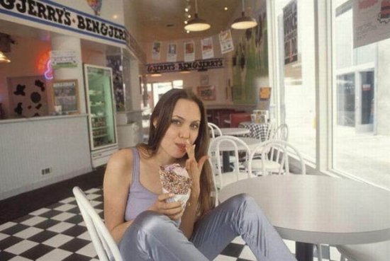 现年34岁的好莱坞女星安吉丽娜-朱莉(Angelina Jolie)是当今数一数二的性感女神，但在1994年还不太出名的她虽然没有现在那么成熟有韵味，却在青涩之余尽显调皮可爱的一面，近日，一组19岁的朱莉的生活写真被公布在了网络上。