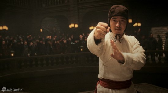 知名武指袁和平执导的武侠电影《苏乞儿》，不仅由国内首屈一指的中生代功夫明星赵文卓主演，当红人气明星周迅、周杰伦倾情出演，还汇聚了当今功夫影坛的老将新贵鼎力加盟，在近日公布的《苏乞儿》杨紫琼、郭晓冬、安志杰人物版预告片中，三位在剧中的造型和精彩表现首次曝光。