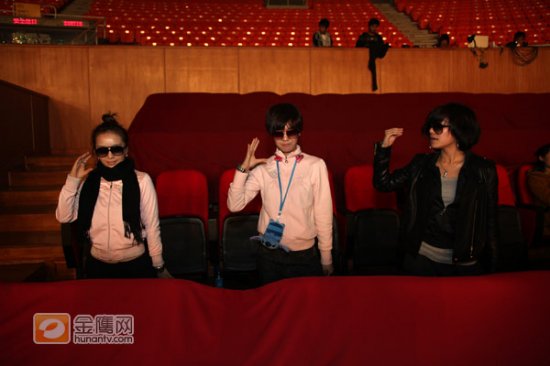 金鹰娱乐讯 (北京站记者：冯紫剑)09快乐女声巡回演唱会北京站即将在北京工人体育馆盛大上演，而快女们也提前进入场馆彩排。状态很放松的09快女冠军江映蓉在看台上观看姐妹们在台上彩排时，江映蓉、郁可唯和李媛希一时兴起，跟着音乐节奏在看台共舞。浑身充满欧美范的江映蓉还与李霄云一起合作一首歌，已然成为巨星的她俩舞蹈中霸气十足。(摄影：冯紫剑 金鹰娱乐独家图片，转载请注明出处!)