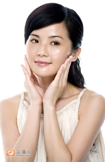 金鹰娱乐讯 蔡卓妍(阿Sa)最近获美国医学护肤品牌Neutrogena签约为代言人，加入成为Neutrogena大家庭的一份子。阿Sa入行至今形象健康，性格活泼开朗，成为年青女性的新一代典范。广告商有见及此，邀请阿Sa为其拍摄全新推出的Hydro-Boost水活保湿系列平面广告，藉此加强声势。