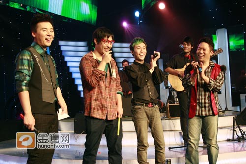 “红框眼镜”男生高音震全场