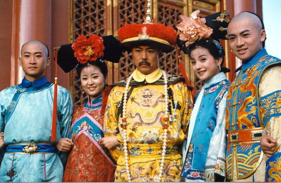《还珠格格》主演阵容，张铁林饰演皇阿玛，赵薇饰演小燕子，林心如饰演紫薇，苏有朋饰演五阿哥，周杰饰演尔康。