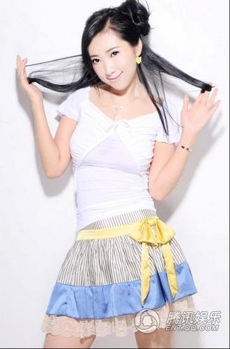 不久前，“新一代古装美少女”的影视红人张箫涵拍摄了一组最新写真大片。或许留恋2009年夏天，张箫涵在拍摄中一袭白色和蓝色系亮丽简约而时尚，以时尚清凉装出镜，展现清纯、活泼的纯美气质。面对镜头的时候，张箫涵坦然将自己最真实的一面曝光在写实光线之下。