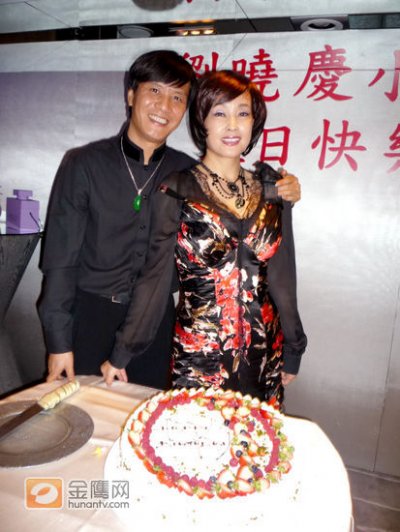 刘晓庆与阿峰患难见真情。