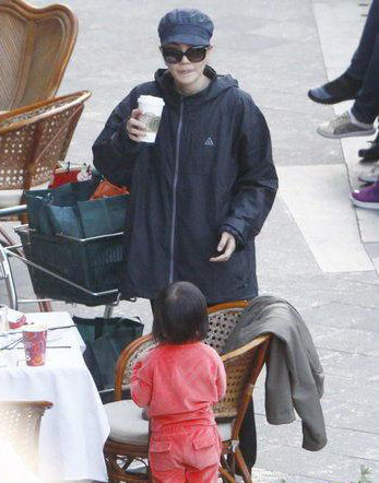 王菲注视可爱的女儿。