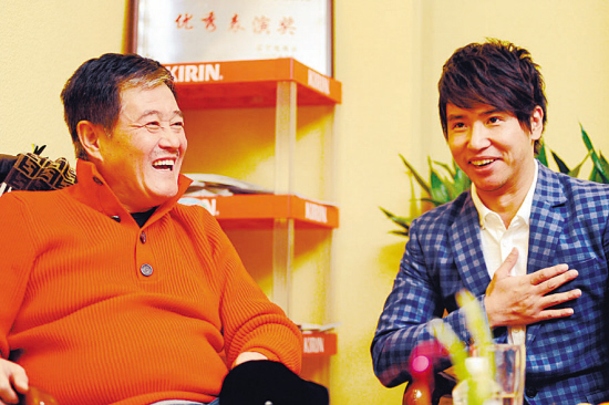 与欧弟交谈甚欢