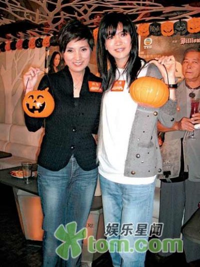 袁咏仪和戚美珍为《富贵门》宣传