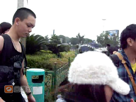 张韶涵弟弟一直在其后护行