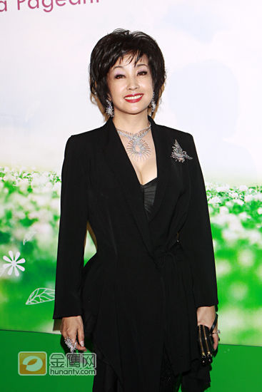 2009年11月2日 香港，今晚“２００９亚洲小姐竞选总决赛”假大埔总台举行，十二位亚姐经过一晚争妍斗丽之下，结果１５号许莹以黑马姿态爆冷摘冠，２号王希瑶夺亚军，１７号许嘉慧获季军。“晶莹美丽肌肤奖”的６号盛安、“最上镜小姐”的１６号王津津及夺“最完美体态大奖”的１８号刘伊心均大热倒灶，刘伊心更伤心得哭起来，直言今次未能得奖是人生最大遗憾。