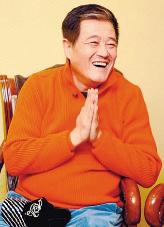 通红通红的毛衣、脆脆生生的笑声，昨日（31日），因病隐居休养一个月的赵本山满脸喜气出现在辽宁电视台《明星转起来》的演播厅里，全程参加了该档节目的彩排，此举也标志着赵本山正式复出开始工作，用他自己的话来说：“今天我‘满月’了，出来感谢一下大家这段时间对我的关心和支持，也祝愿所有人能永远健康！” 恢复挺好，感谢各方关心 昨日辽台的《明星转起来》特别请来台湾东风传媒的当红主持人欧汉声（欧弟）当嘉宾，而东风的当家掌门人葛福鸿也随同前来。