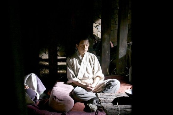改编自长篇叙事诗《孔雀东南飞》的同名古装剧近期登陆央视八套黄金档。剧中男主角焦仲卿由著名演员潘粤明扮演，女主角刘兰芝则由古典美女孙菲菲饰演。