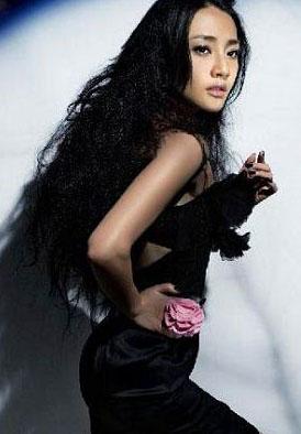 潘星谊：2009年2月20日，年仅29岁的内地女明星潘星谊因在家中不慎滑到砸碎鱼缸而割断大动脉医治无效身亡。潘星谊曾在电影《千钧一发》、《幸福成本》，电视剧《阮玲玉》等影视作品中扮演角色。虽然这个女明星不是很出名，但是出演过《金粉世家》中的“三姨太”，和姚晨是同班同学，而且她是北京电影学院表演系99班中走出来的最漂亮的女明星。