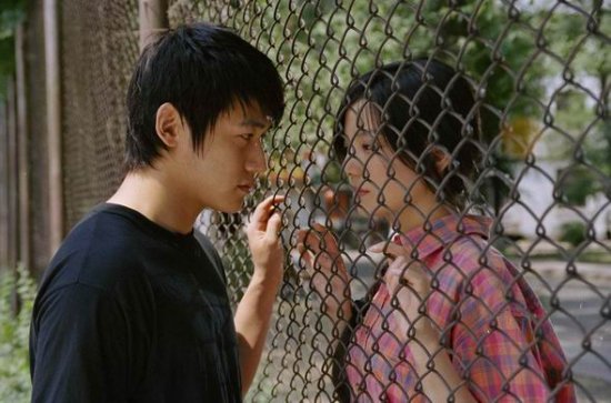 影片《情人结》讲述了一段东方罗密欧与朱丽叶式的爱情故事。在《情人结》中，赵薇一改其一贯的活泼形象，演绎了一位感人至深的苦情女子，而陆毅也不再“阳光”，以深沉、内敛、忧郁的形象示人。两人塑造出了“东方的罗密欧与朱丽叶”，别有一番独特的风味。